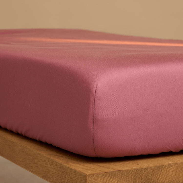 Een hoeslaken om een matras in de kleur Dusty Roze. Een donker roze tint.